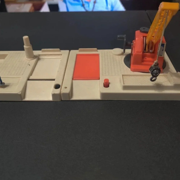 Vintage 1970s TOMY Pocket Car Play Set Garage Car Crane - Picture 3 of 5